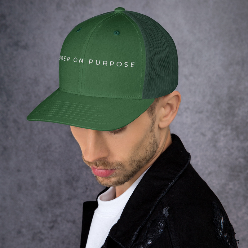 SOBER ON PURPOSE // Trucker Cap – One size, Evergreen