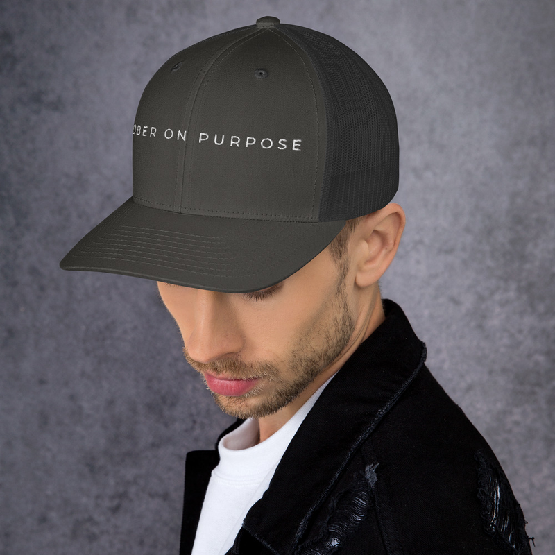 SOBER ON PURPOSE // Trucker Cap – One size, Charcoal