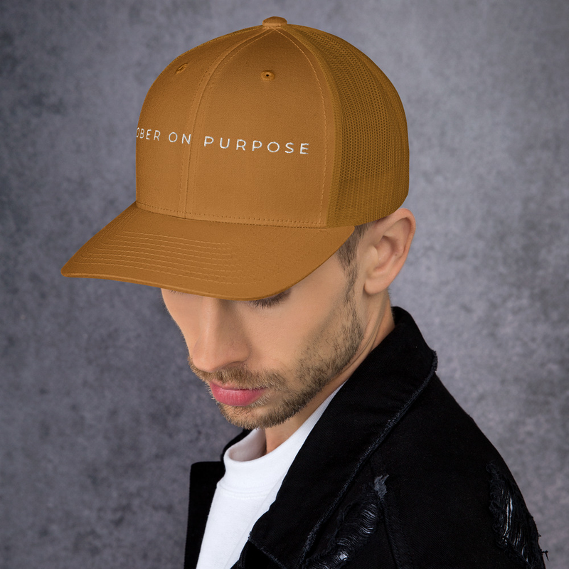 SOBER ON PURPOSE // Trucker Cap – One size, Caramel