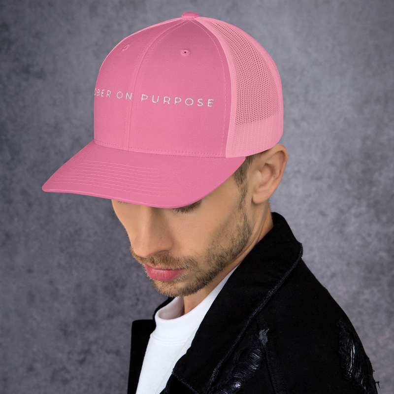 SOBER ON PURPOSE // Trucker Cap – One size, Pink