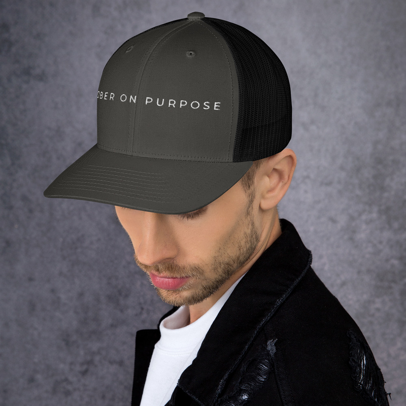 SOBER ON PURPOSE // Trucker Cap – One size, Charcoal/ Black