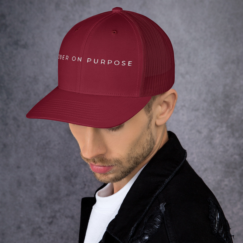 SOBER ON PURPOSE // Trucker Cap – One size, Cranberry