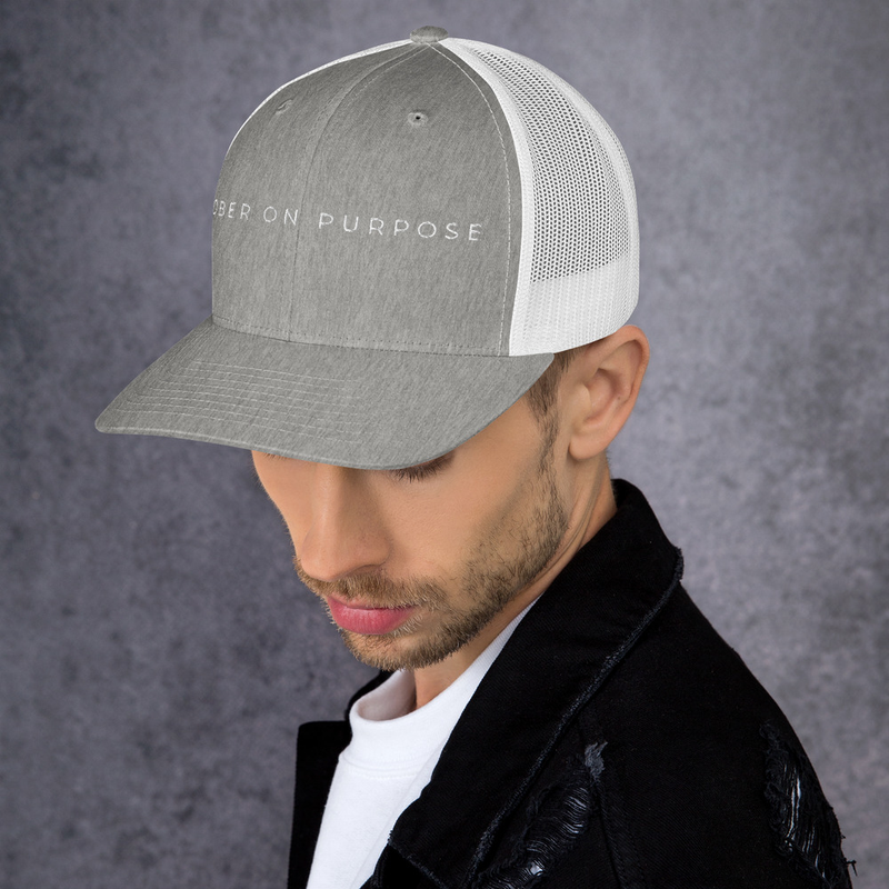 SOBER ON PURPOSE // Trucker Cap – One size, Heather Grey/White