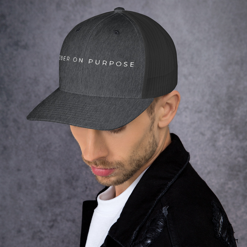 SOBER ON PURPOSE // Trucker Cap – One size, Dark Heather Gray