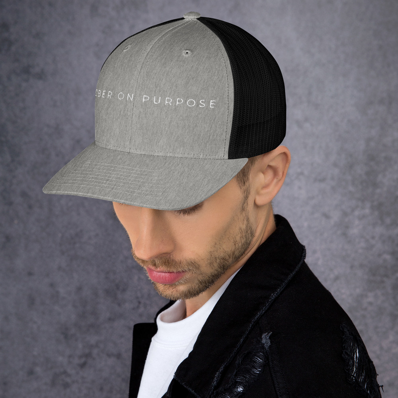 SOBER ON PURPOSE // Trucker Cap – One size, Heather/ Black