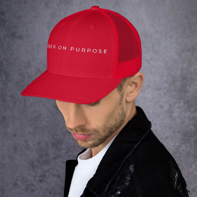 SOBER ON PURPOSE // Trucker Cap – One size, Red