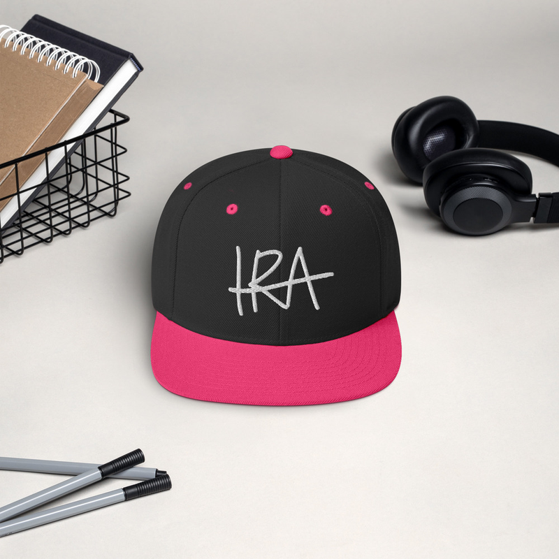 Snapback lippis - Valkoinen logo Black/ Neon Pink