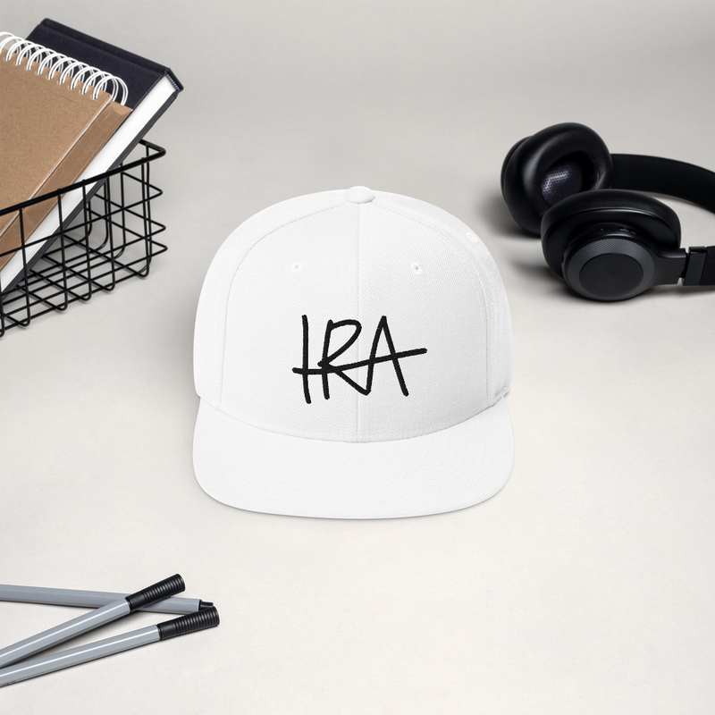 Snapback lippis - Musta logo Valkoinen