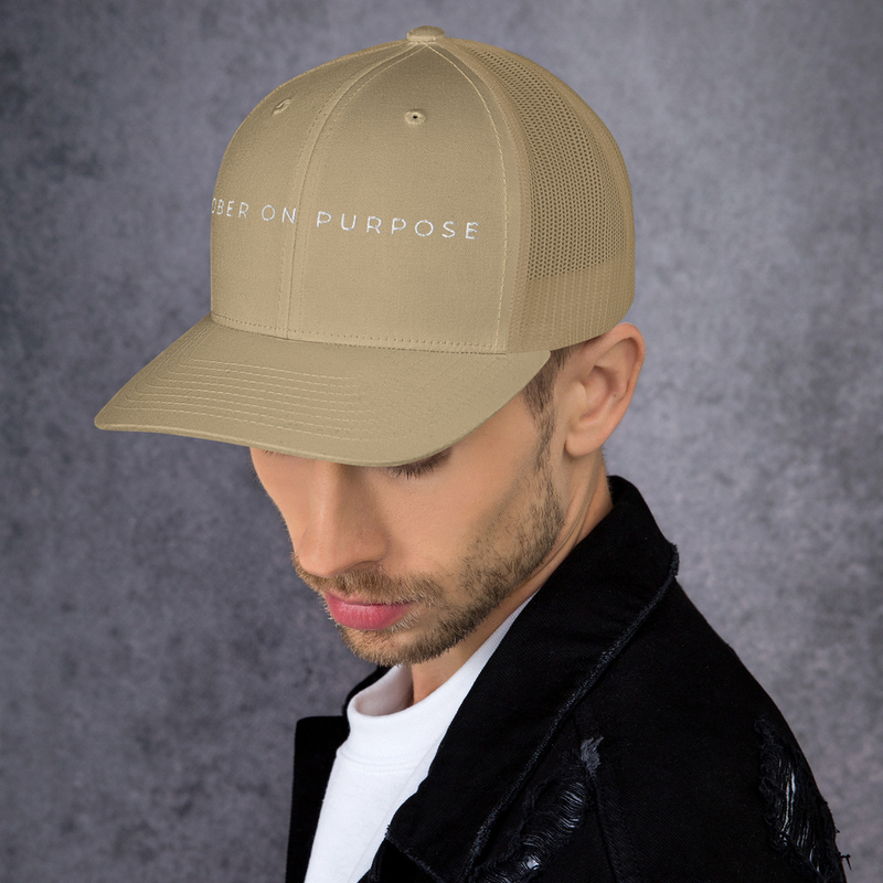 SOBER ON PURPOSE // Trucker Cap – One size, Khaki