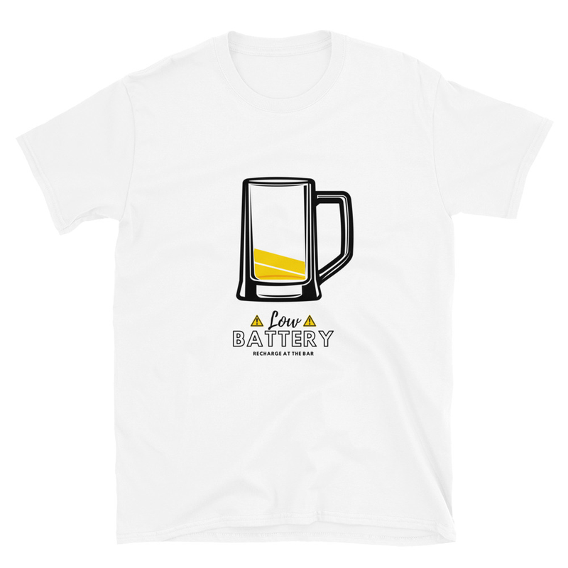 Low Battery · cerveza: Camiseta unisex · Blanco