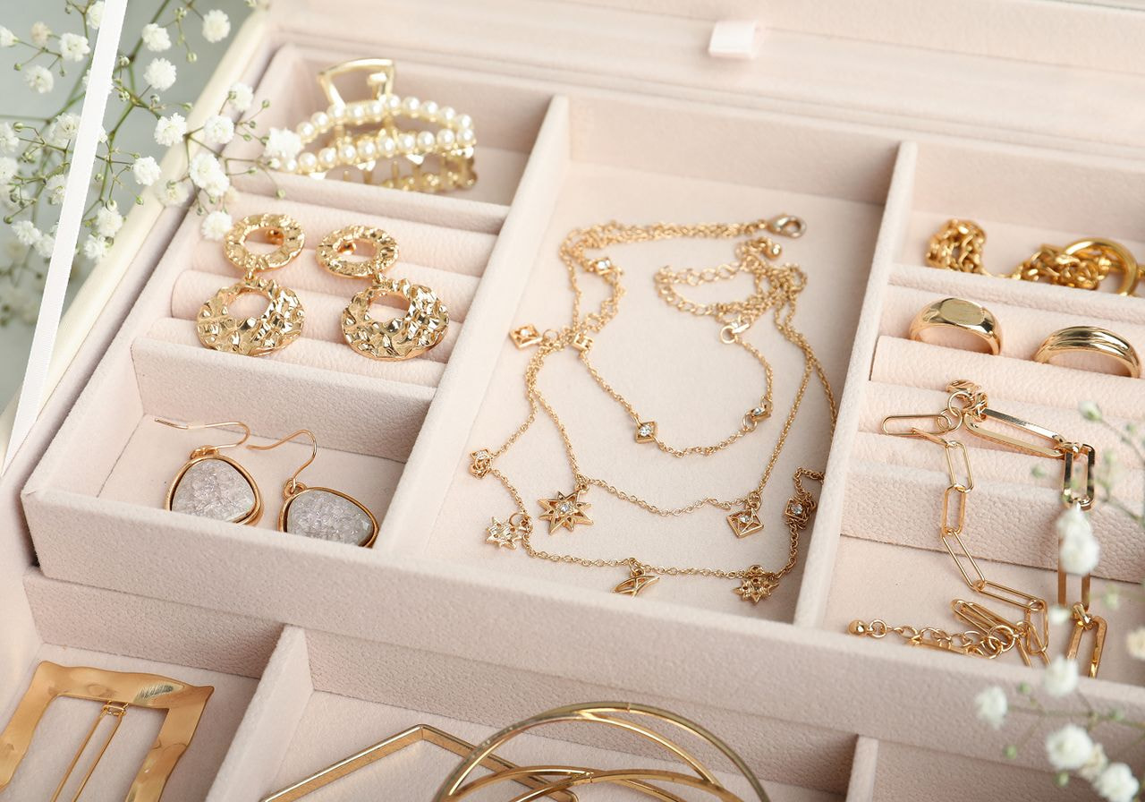Various kinds of jewelry in a jewelry box.