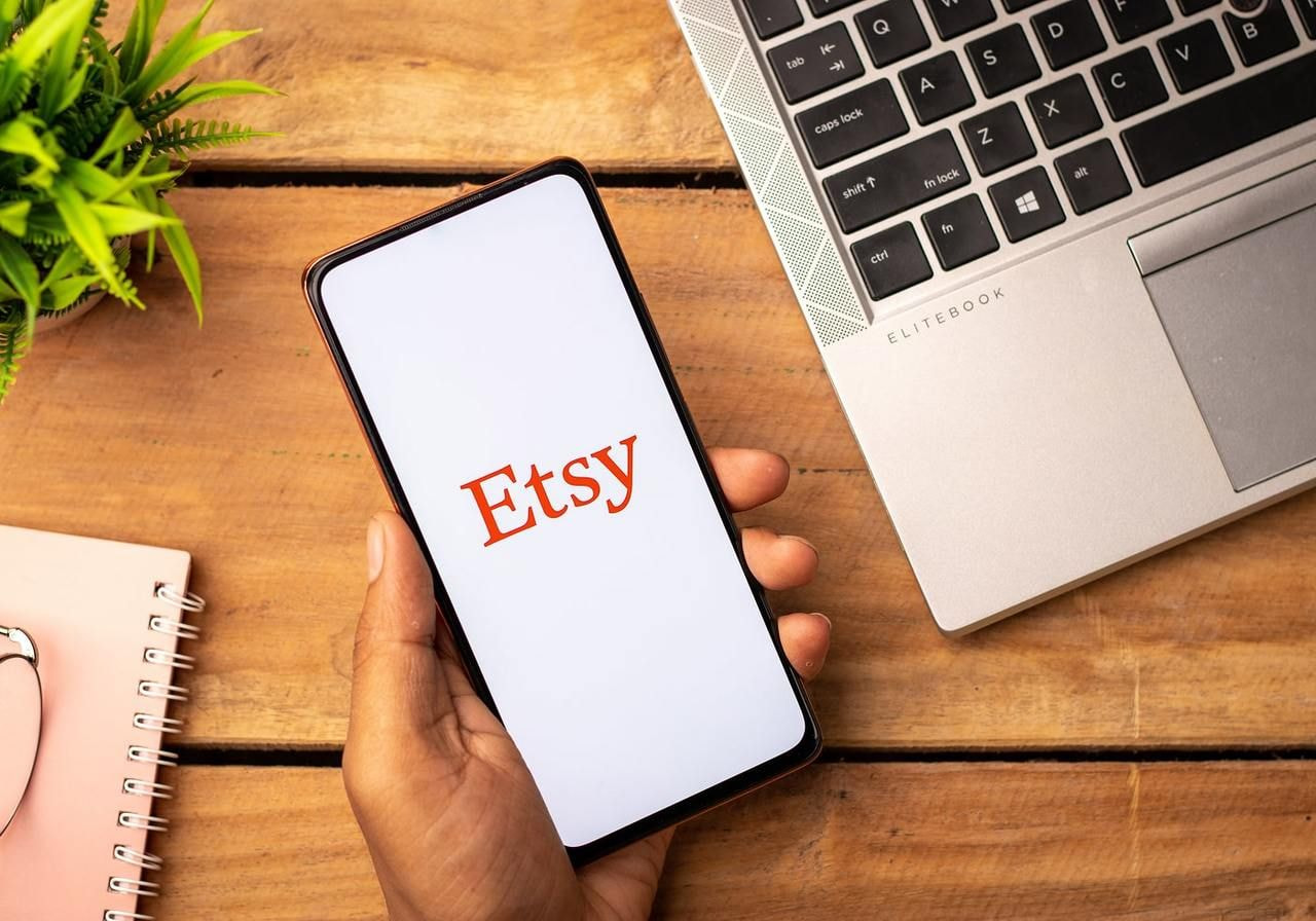 Image illustrating steps to earn money on Etsy, featuring tips and strategies for successful selling.