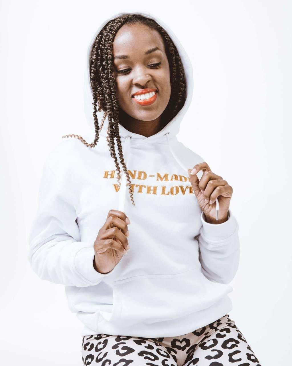 sudadera con capucha bordada y estampado