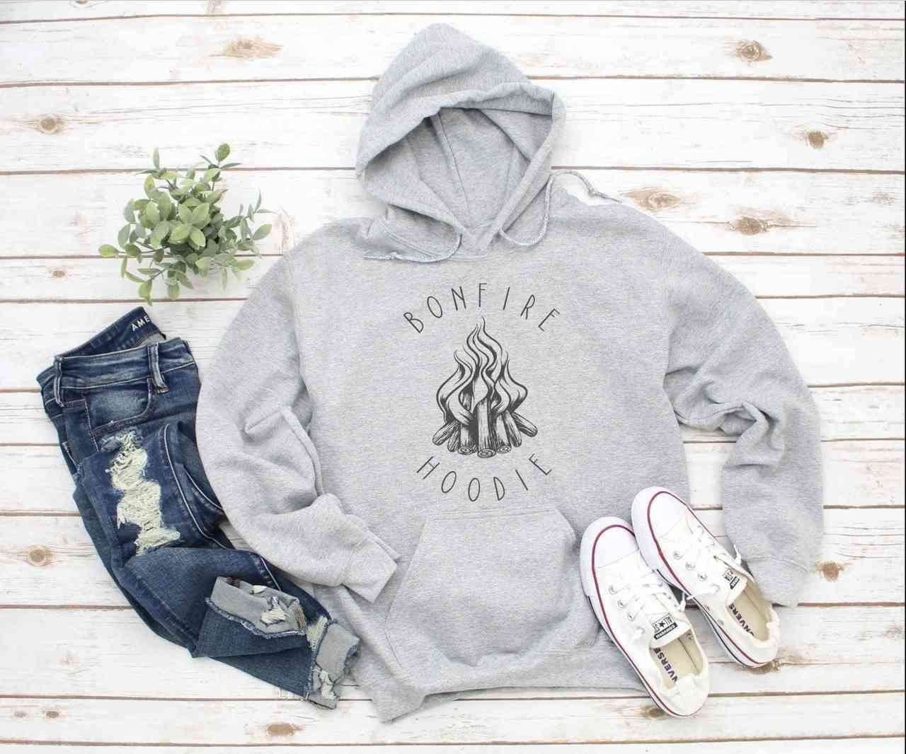 Modelo con maqueta de sudadera con capucha de hombre blanco para su propio  diseño