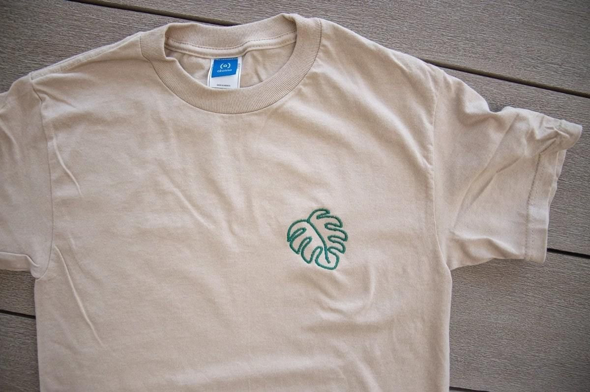 T-Shirt mit gestickter Pflanze