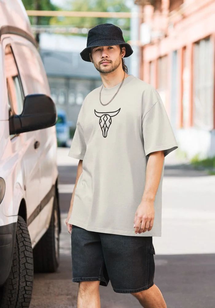 Ein Mann mit Hut und T-Shirt