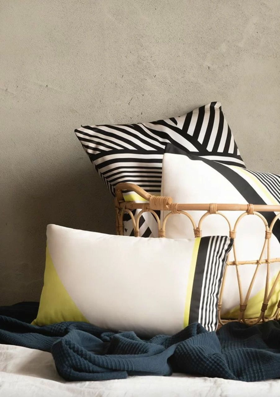 Ein Korb mit Kissen darauf