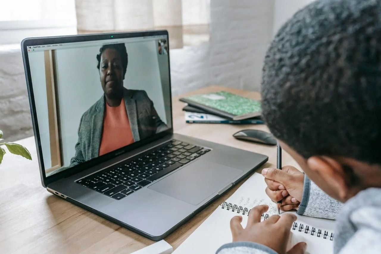 Eine Person, die auf einen Laptop-Bildschirm schaut