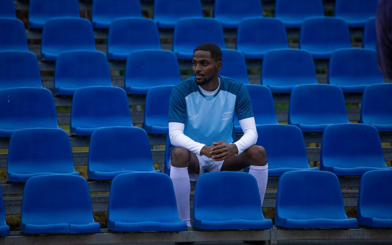 Ein Mann sitzt in einem Stadion