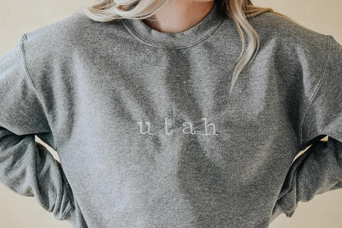 Besticktes Sweatshirt mit Staatsname