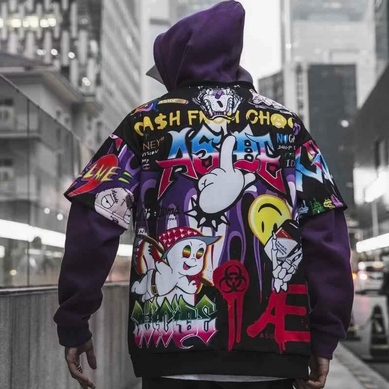 eine Person, die einen Kapuzenpullover mit einem Kapuzenpullover mit vielen verschiedenen Designs trägt
