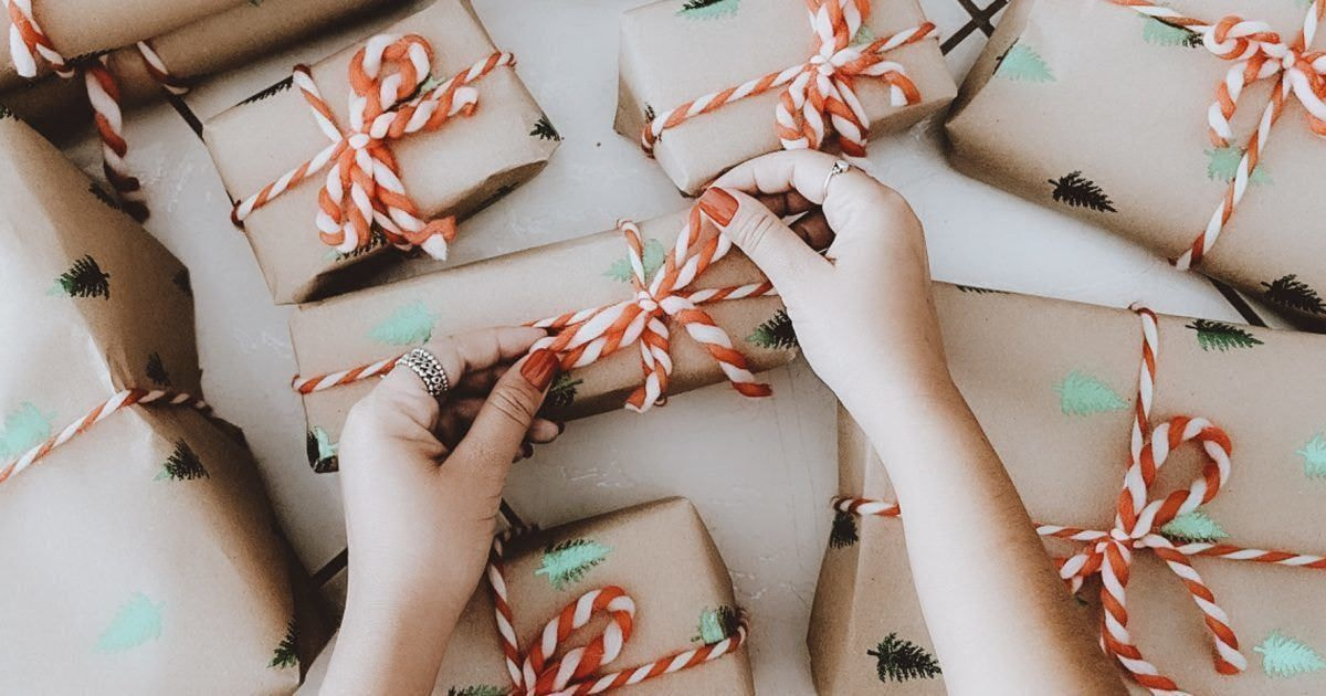 zero waste gift wrapping ideas  how to make DIY recycled wrapping paper (+  DIY present toppers!) 