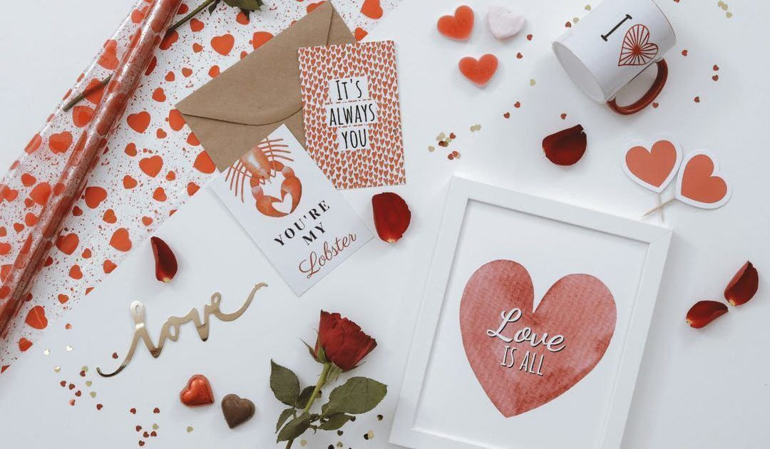 Regalo de san valentín para una mujer en mesa de madera