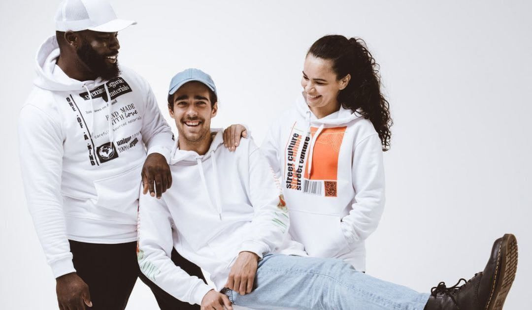 Modelo con maqueta de sudadera con capucha de hombre blanco para su propio  diseño