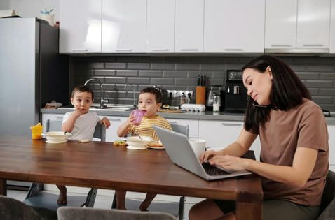How to make money as a stay-at-home mom? Here are 15 side hustle ideas