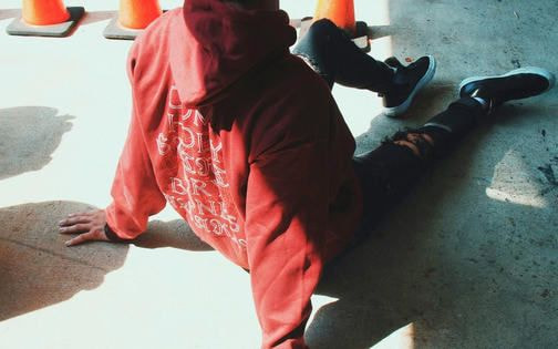 How to start a hoodie business that sells in 2025