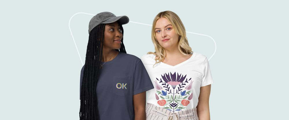 Zwei Frauen, die personalisierte T-Shirts tragen