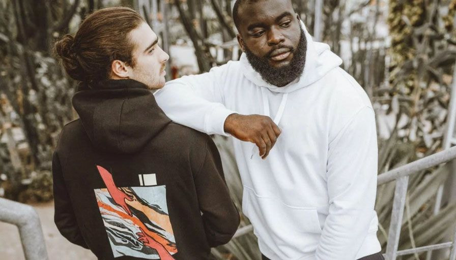 Zwei Männer in schwarz-weißen Hoodies mit individuellem Aufdruck