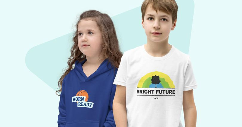 Kinder mit personalisierten T-Shirts für die Schule