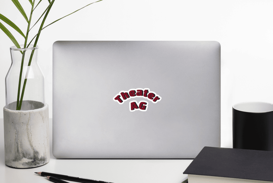 Laptop mit personalisiertem Aufkleber einer Theater AG