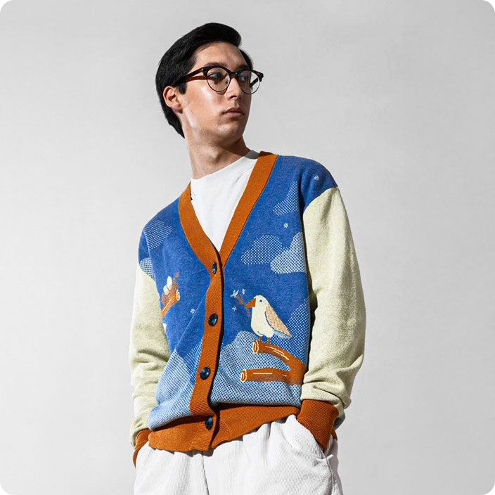 Ein Mann mit Brille und gestricktem individuellen Cardigan