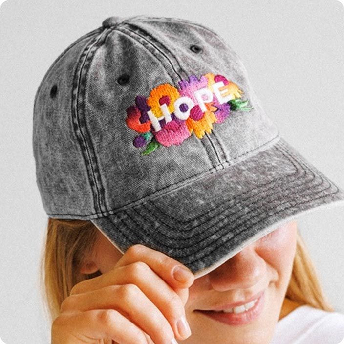 eine blonde Frau mit einer bestickten Cap