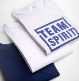 T-Shirts in verschiedenen Farben mit dem Aufdruck 