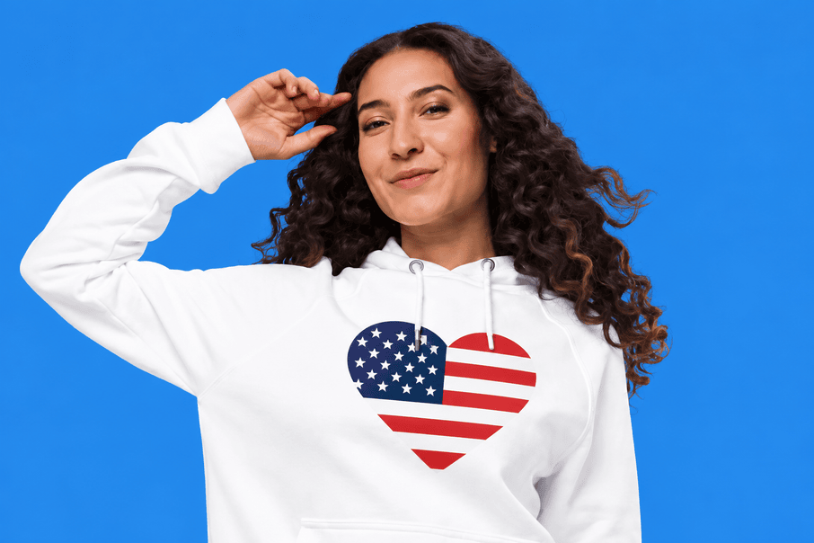 una mujer con el pelo rizado con una sudadera de estados unidos