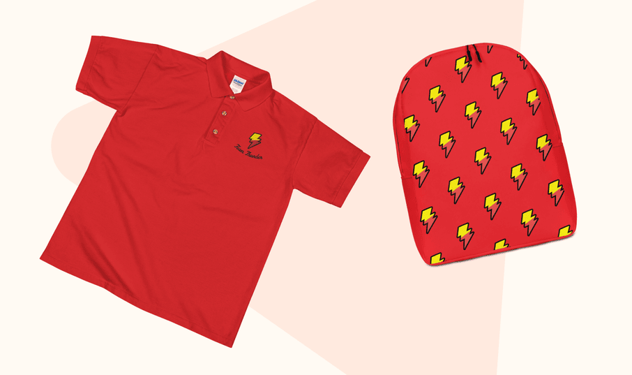 Rotes T-Shirt und rote Schultasche mit einem Blitz als personalisiertem Design