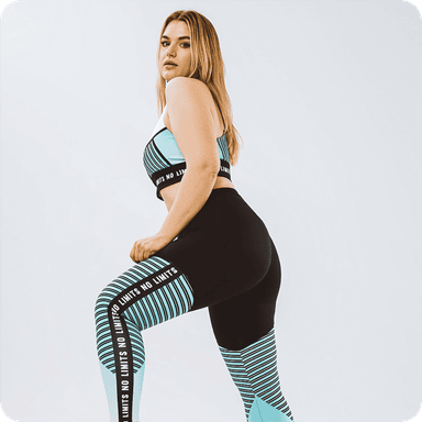Mujer con leggins y sujetador deportivo personalizados a juego