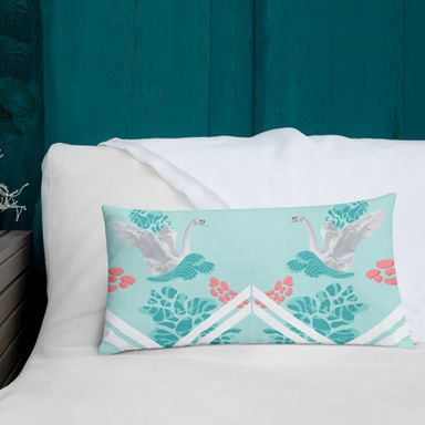 Personalisiertes Kissen mit Blumen und Schwänen auf einem Bett