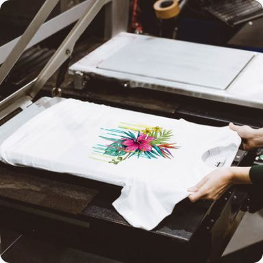 Bild vom Druckprozess der T-Shirts bei Printful