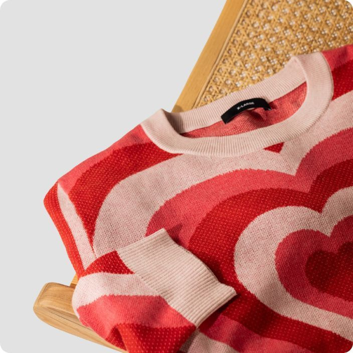 Ein Mann mit Brille und gestricktem individuellen Cardigan