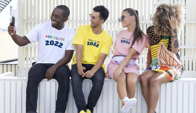 4 Personen mit Abschluss 2022 Shirts auf einer Wand
