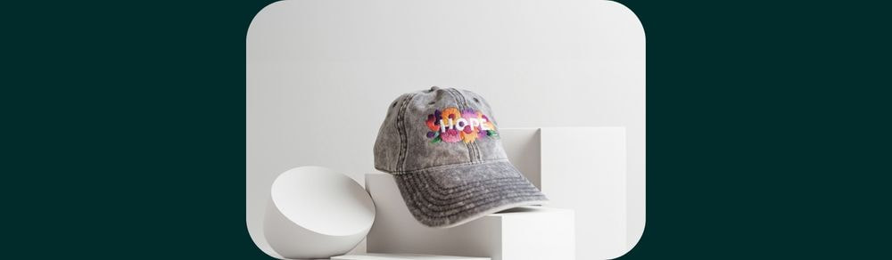 Mann in personalisierter bestickter Cap