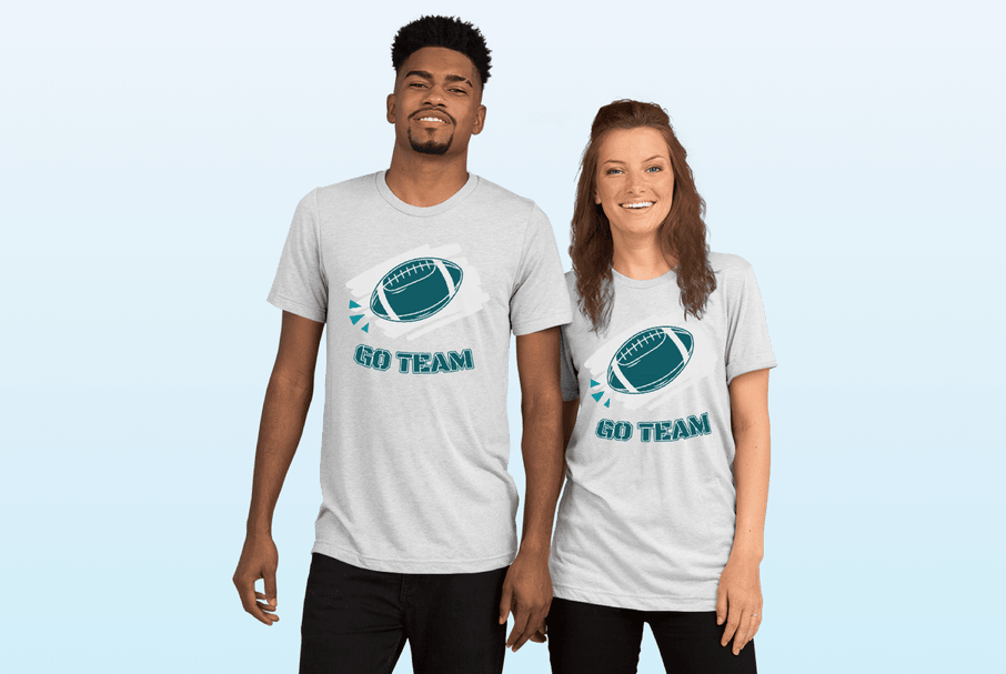 Pärchen mit passenden personalisierten T-Shirts mit Footballteam-Aufdruck