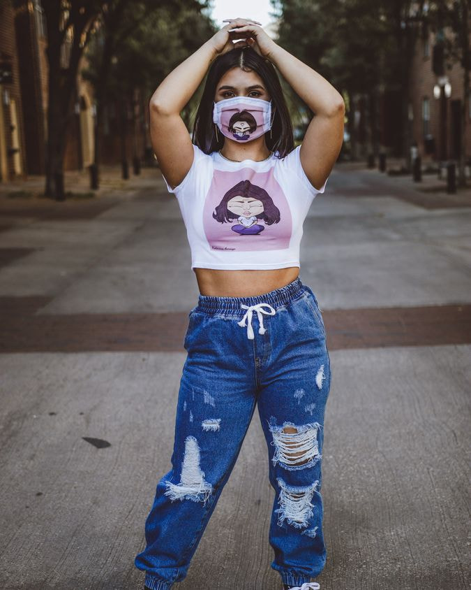 una mujer con mascarilla y camiseta personalizada