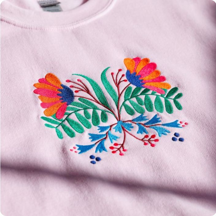 eine blonde Frau mit einer bestickten Cap prozesse lieferzeit 