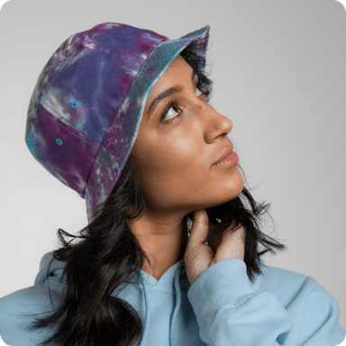 donna con cappello da pescatore con stampa all over