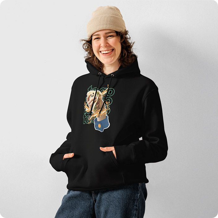 eine Frau mit einem bedruckten Hoodie